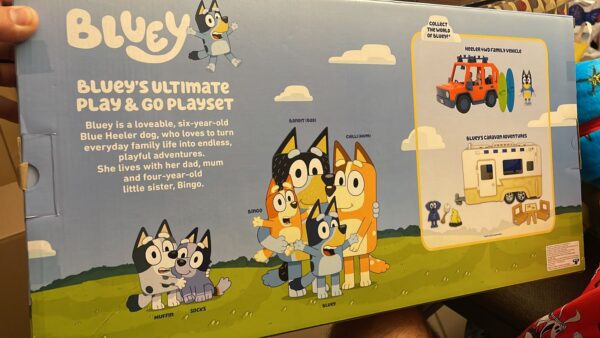 BLUEY Set figuras 14 piezas + area de juego transportable - Imagen 4